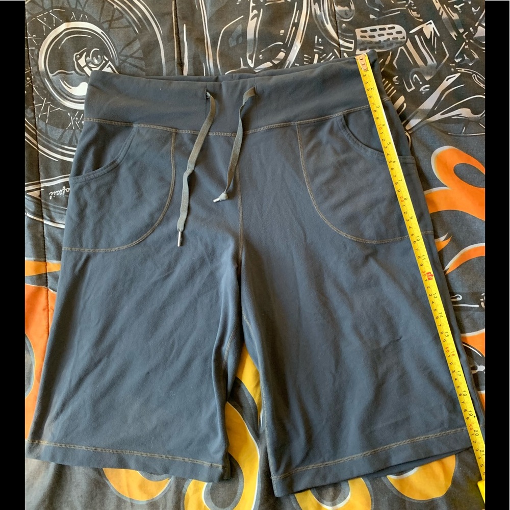 Lululemon women’s casual/yoga shorts gray EUC